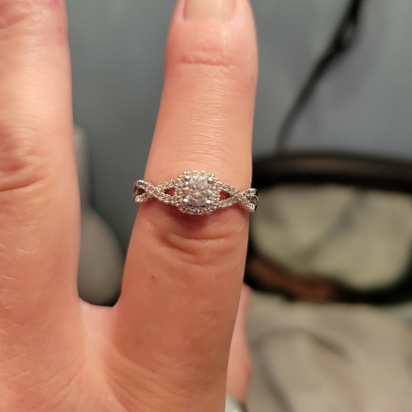 Nwot size 8 cubic zirconia promise ring or engagement - Picture 6 of 6